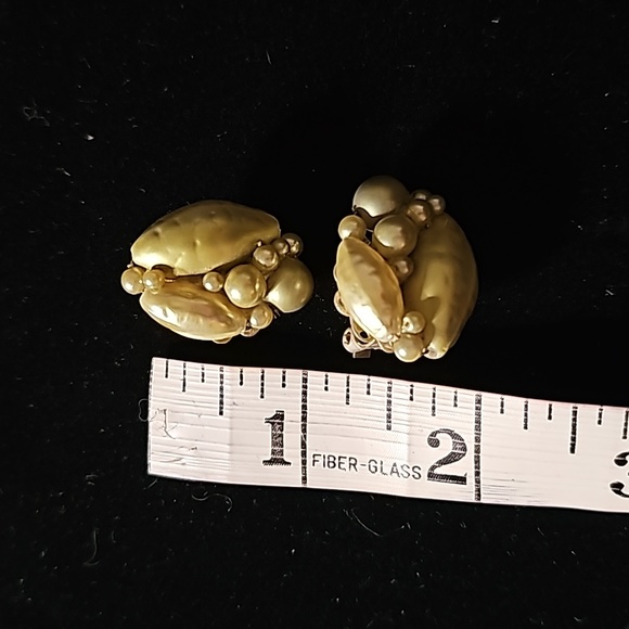 1960s Green Pearl Beaded Clip Earrings🎠24 - Picture 3 of 3